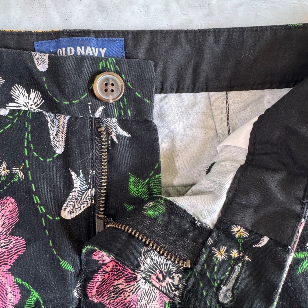 Old Navy Floral Black Women's Everyday Shorts - Size 2 - Picture 9 of 14